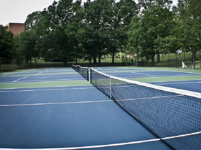 Best tennis clubs New York City buy rackets courts your area