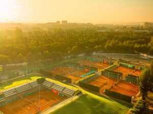 Best tennis clubs Seville buy rackets courts your area