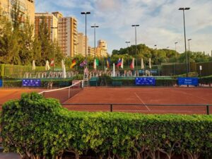 Best tennis clubs Valencia buy rackets courts your area